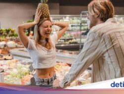 Cara Dapat Jodoh ala Spanyol, Pakai Buah Nanas Di Supermarket