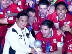 Momen Prabowo Serahkan Trofi FIFA Organisasiregional Cup kepada Timnasional Indonesia