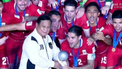 Momen Prabowo Serahkan Trofi FIFA Organisasiregional Cup kepada Timnasional Indonesia